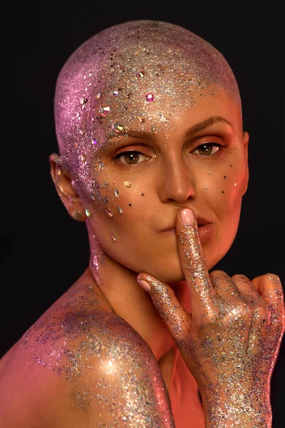 Retrato de moda de mulher careca feliz com brilho e lantejoulas. Menina com maquiagem de arte criativa. — Fotografia de Stock