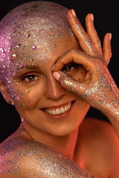 Retrato de moda de mulher careca feliz com brilho e lantejoulas. Menina com maquiagem de arte criativa. — Fotografia de Stock