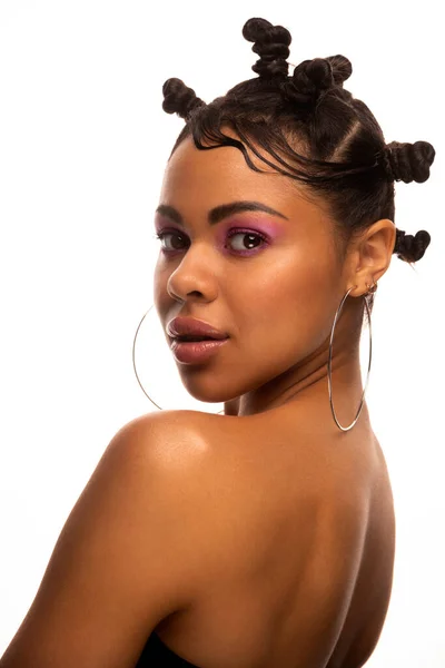 Retrato de uma bela jovem afro-americana . Imagens De Bancos De Imagens