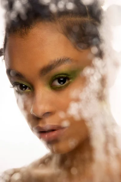 Retrato de una hermosa joven afroamericana . Imagen de stock