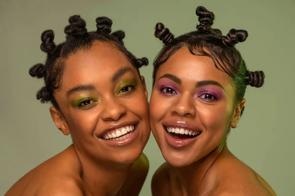 Porträtt av två vackra unga afroamerikanska kvinnor . Stockfoto