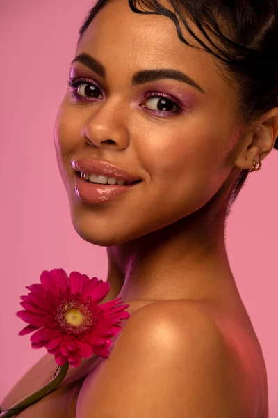 Retrato de hermosas mujeres afroamericanas sonrientes con flores. Concepto primavera o verano. Imágenes de stock libres de derechos