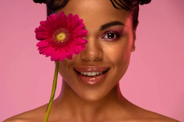 Retrato de mulheres jovens africanas americanas sorridentes com flor. Conceito de primavera ou verão. Fotos De Bancos De Imagens Sem Royalties