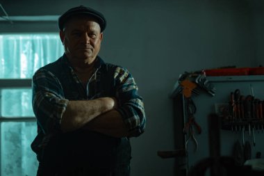 Atölyede çalışan yaşlı bir adam.