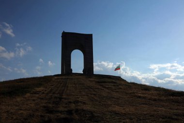 Bulgaristan 'ın Balkan Dağları' ndaki Beklemeto Geçidi yakınlarındaki Goraltepe zirvesinde Özgürlük Kemeri anıtı