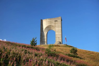 Bulgaristan 'ın Balkan Dağları' ndaki Beklemeto Geçidi yakınlarındaki Goraltepe zirvesinde Özgürlük Kemeri anıtı