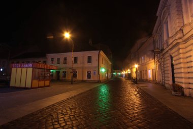 Geceleri Ulica 11 Listopada, Polonya 'nın Bielsko-Biala kentindeki yaya bölgesi.