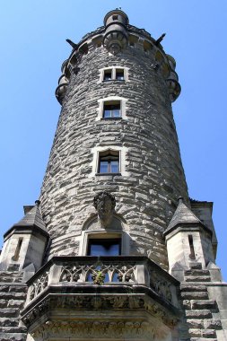 Moszna Kalesi, Polonya 'nın başkenti Moszna' da yer alan tarihi bir şato ve ikamet yeridir.