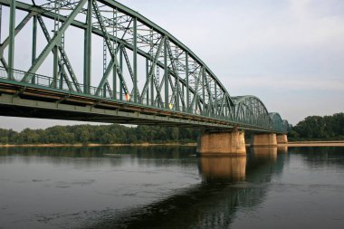 Vistula Nehri üzerindeki Jozef Pilsudski Köprüsü Torun Nehri