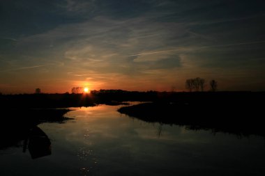 Biebrza Nehri 'nde gün doğumu Biebrza Ulusal Parkı, Polonya