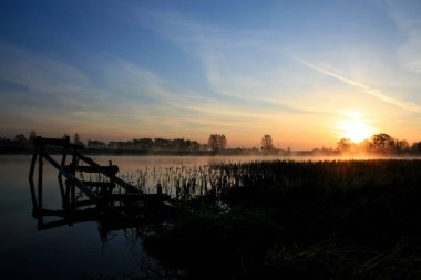 Biebrza Nehri 'nde gün doğumu Biebrza Ulusal Parkı, Polonya