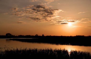 Polonya, Biebrza Ulusal Parkı 'ndaki Biebrza nehrinde gün batımı