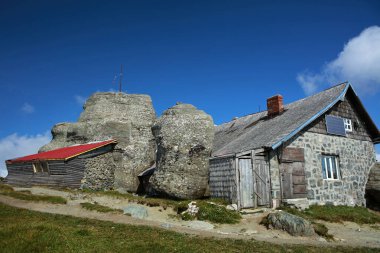 Romanya 'nın Bucegi Dağları' nın en yüksek zirvesi olan Omu 'nun tepesindeki dağ sığınağı