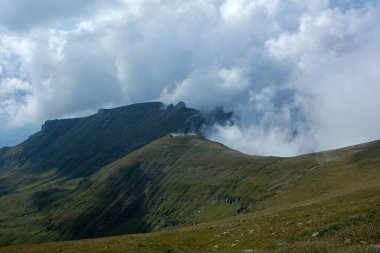 Romanya 'nın Bucegi Dağları' ndaki vadi manzarası