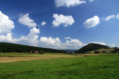 Polonya 'nın Sudetes kentindeki İzera Dağlarının manzarası