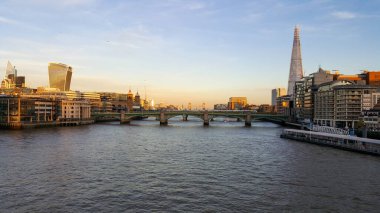 Bu Thames Nehri 'nin bir görüntüsü..