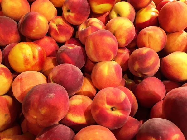 Doos van perziken op de super markt — Stockfoto