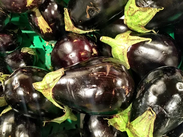 Box of eggplants at the super market — Stock Photo, Image