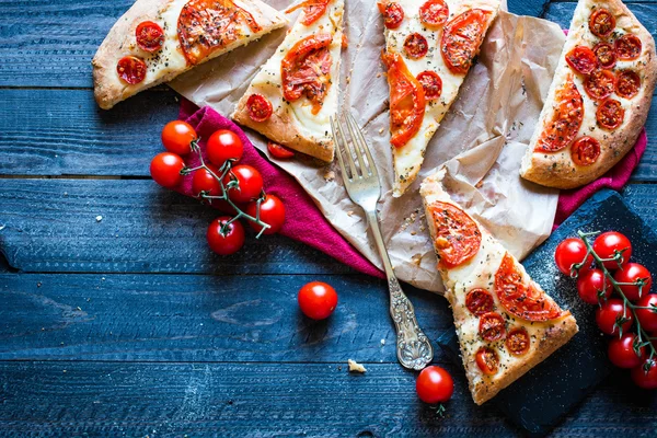 Pizza chleba, rajčata — Stock fotografie