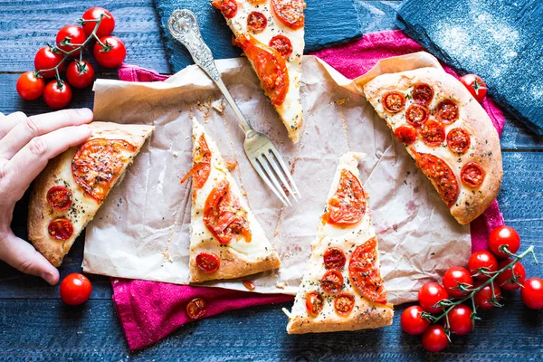 Kenyér pizza és a paradicsom — Stock Fotó