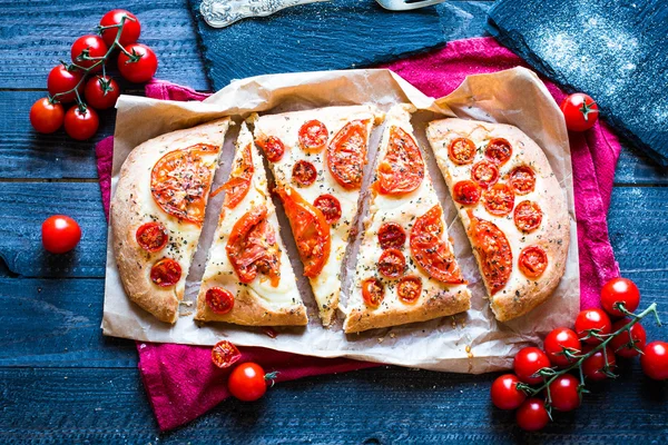 Kenyér pizza és a paradicsom — Stock Fotó