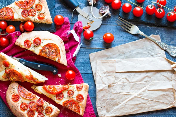 ピザ パンとトマト — ストック写真