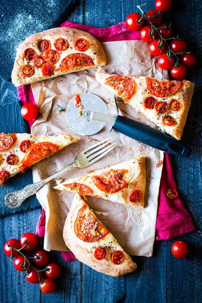 披萨面包和西红柿 — 图库照片