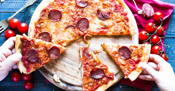 Ízletes paradicsom és Pepperoni Pizza — Stock Fotó