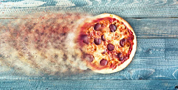 Pomidorków i Pepperoni Pizza — Zdjęcie stockowe