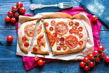 Pizza ekmek ve domates