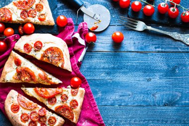 Pizza ekmek ve domates