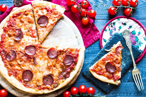 Смачні помідори і піци пепероні — стокове фото
