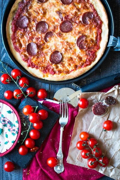 Ízletes paradicsom és Pepperoni Pizza — Stock Fotó