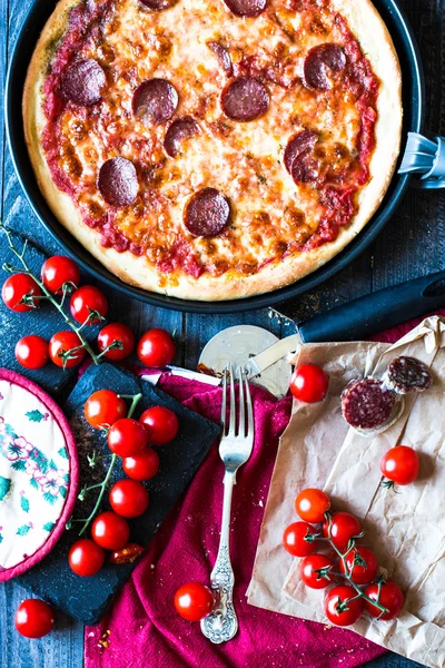 Ízletes paradicsom és Pepperoni Pizza — Stock Fotó