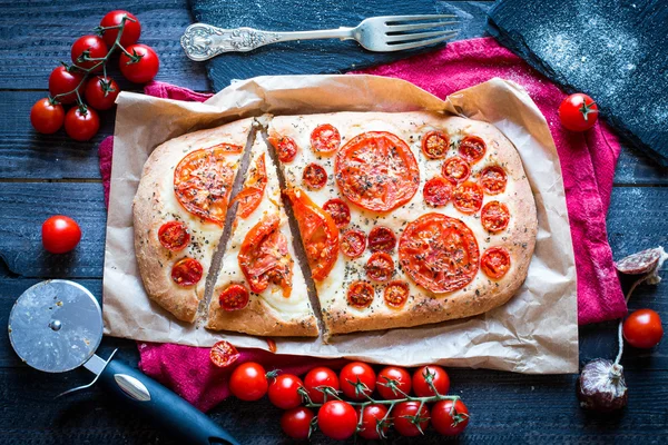 Pizza chleb i pomidory — Zdjęcie stockowe