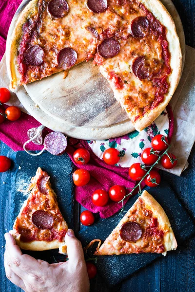 Смачні помідори і піци пепероні — стокове фото