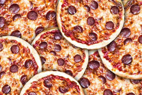 Pomidorków i Pepperoni Pizza — Zdjęcie stockowe