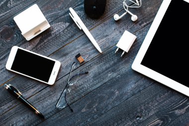 Dramatik ve karanlık ışık filtre uygulanan Office Masaüstü