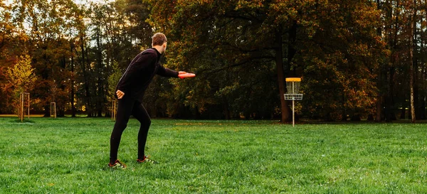 Jonge Blanke Man Die Disc Golf Speelt Herfst Speelbaan Met — Stockfoto