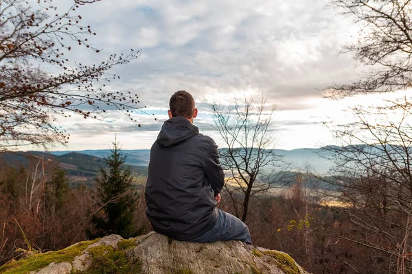 年轻人从背后坐在秋天森林的山上 捷克景观 — 图库照片