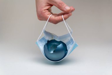 Kırık Noel topuyla el ele tutuşan adam maskesi. Salgın covid 19 Noel tatilini iptal etti