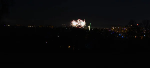 Blick Auf Ein Farbenfrohes Feuerwerk Dunklen Himmel Über Der Stadt — Stockfoto
