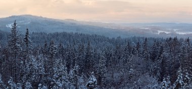 Çek kış karları, uzak tepeli vale.