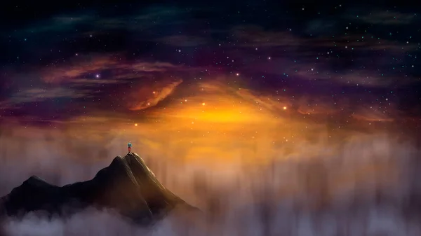 Молодой Человек Турист Стоящий Вершине Горы Туманным Туманом Закате Ночного — стоковое фото