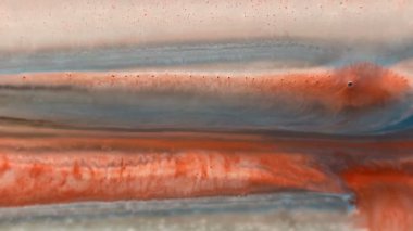 fırça tuval üzerinde hareket ediyor ve sıvı boya karıştırıyor