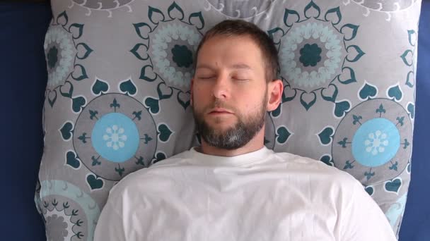 Hombre Dormido Girando Cama Vista Aérea — Vídeos de Stock