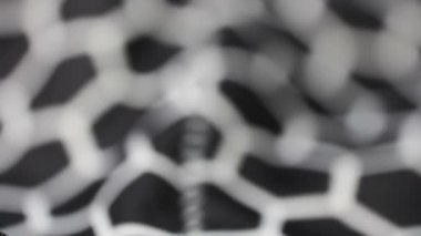 Siyah kumaşın beyaz altıgen desenli görüntülerini kapat