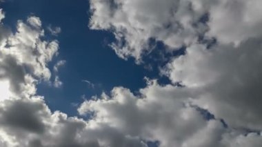Gökyüzündeki hareket eden bulutların hızlandırılmış görüntüleri
