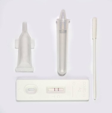 Covid 19 ağız Antijen test kiti pozitif sonuç verdi, beyaz arkaplanda izole edildi