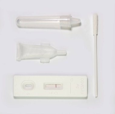 Covid 19 ağız Antijen test kiti negatif sonuç verdi, beyaz arkaplanda izole edildi